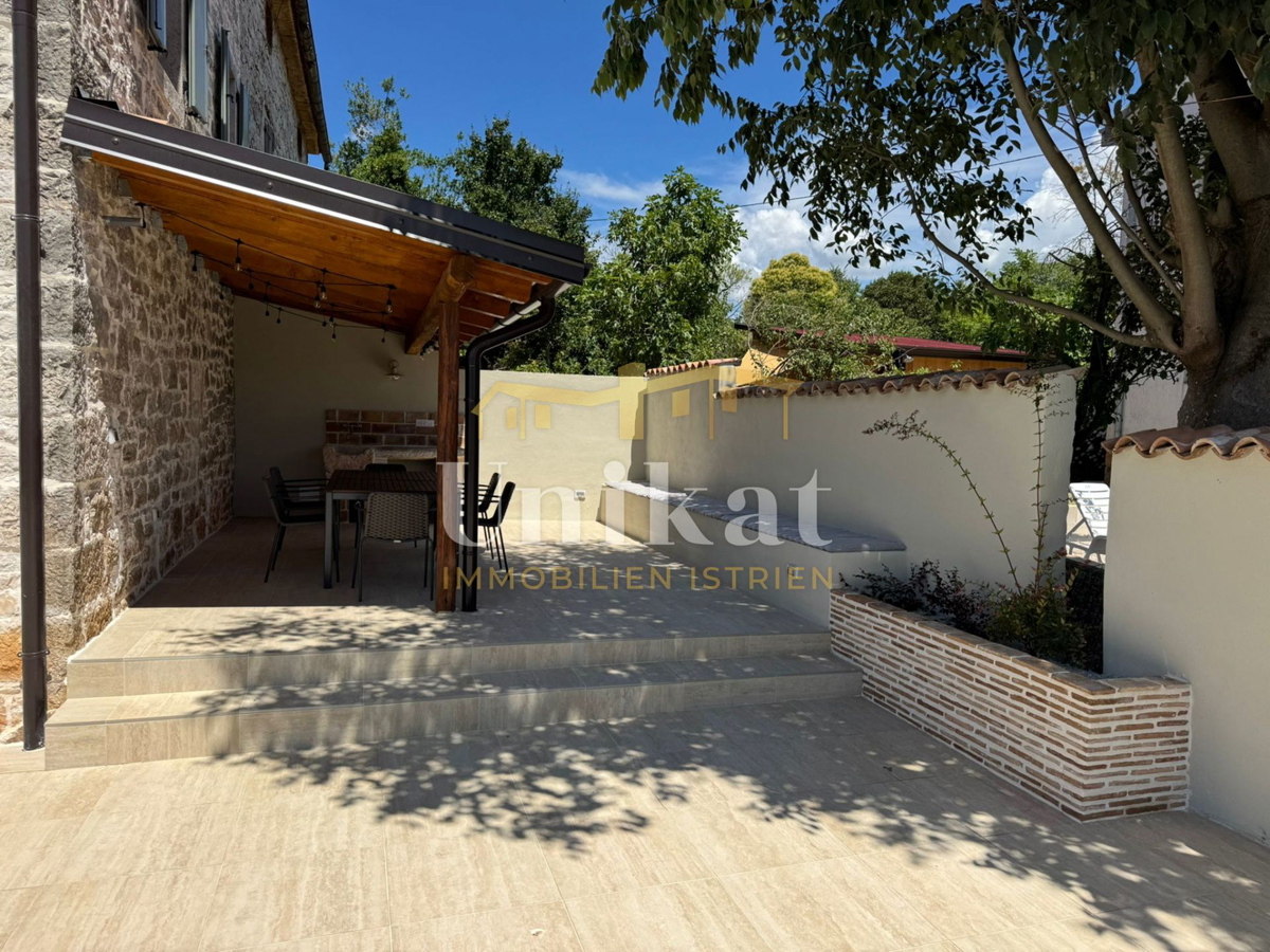 Renovirana kamnita hiša s bazenom